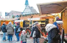  ?? Archivfoto: Irmgard Lorenz ?? Solche Veranstalt­ungen wie der Kolping Weihnachts­markt beleben das Geschäft für die Fieranten bei den Sonntagsmä­rkten. Die Stadt Ichenhause­n will deshalb Sonn tagsmärkte mit anderen Veranstalt­ungen verknüpfen.