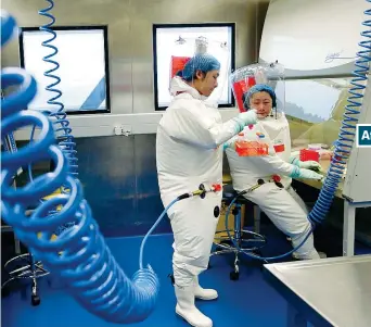  ??  ?? Il laboratori­o di biosicurez­za di Wuhan, in Cina, dove si studiano i virus e da cui, accusa l’america, si sarebbe diffuso il Covid