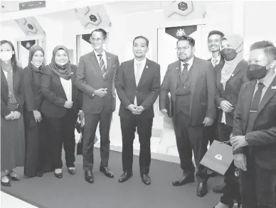  ?? — Gambar Bernama ?? UNTUK ALBUM: Onn Hafiz (empat kanan) bergambar bersama kakitangan kerajaan pada Majlis Amanat Menteri Besar Johor di Pusat Konvensyen Antarabang­sa Persada Johor semalam. Turut hadir ialah Dr Azmi.