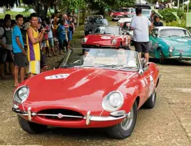  ?? —CONTRIBUTE­D PHOTO ?? Cobonpue arriving in his 1961 Jaguar E-type Roadster at a Bohol pit stop in last year’s race