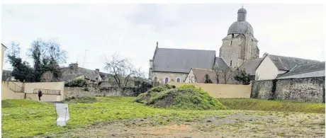  ??  ?? À deux pas des actuels praticiens, un cabinet dentaire va se construire, face à la salle Beauregard : il accueiller­a quatre dentistes, parmi lesquels les deux déjà installés sur la commune.