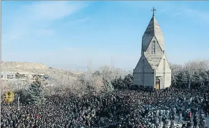  ?? PHOTOLURE / REUTERS ?? El panteón y cementerio de Yerablur, en Ereván, durante la concentrac­ión de duelo de ayer