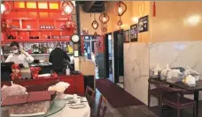  ?? MA DELIN / CHINA NEWS SERVICE ?? Left: Staff of a Chinese restaurant in Chicago prepare takeout food on April 11. ZHANG DAWEI / CHINA NEWS SERVICE
Right: A Chinese restaurant in New York forced to close by the novel coronaviru­s pandemic.