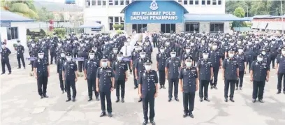  ??  ?? SEGAK: Warga IPD Penampang merakamkan kenangan semasa sambutan Hari Polis di IPD Penampang semalam.