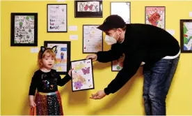  ?? ?? Jonny Banger with one of the young participan­ts at his exhibition The Covid Letters at the Foundling Museum in London. Photograph: Courtesy of Jonny Banger