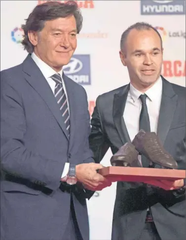  ??  ?? EN BARCELONA. José Ramón Lete con Andrés Iniesta, ayer en la Ciudad Condal.