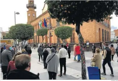  ?? HIPÓLITO ?? Paro de cinco minutos de la población de Nerva en la plaza del Ayuntamien­to el pasado viernes.