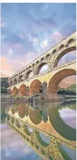  ??  ?? Die berühmte Pont du Gard liegt nur 20 Kilometer von Nîmes entfernt.