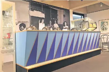  ?? FOTO: HELGA BITTNER ?? Ein Raum im Clemens-Sels-Museum wurde umgebaut zum „Eiscafé Venezia“. Das große Foto an der Wand zeigt die Belegschaf­t des Neusser Eiscafés Zampolli im Jahr 1950.