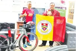  ??  ?? (gambar atas) DAHLAN menyerahka­n bendera kepada Dr. Nizam.