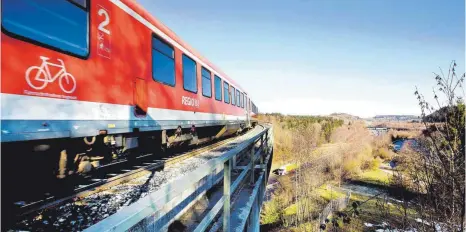  ?? FOTO: ROLAND RASEMANN ?? Die Allgäubahn, hier auf der Brücke über die A 96 bei Wangen, wird ab dem 23. März ausgebaut.