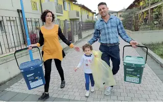  ??  ?? La svolta
Una famiglia di Brescia espone la differenzi­ata. In città la percentual­e di avvio al riciclo è del 73%. La tariffa puntuale, con sconti ai più «ricicloni» è slittata al 2021