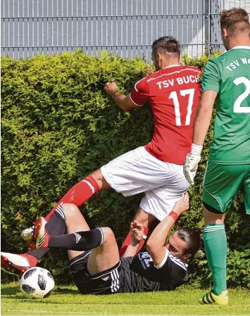  ?? Foto: Horst Hörger ?? Der Landesliga Alltag hat Patrick Sailer wieder. Nach seinem Sieg beim Torwandsch­ießen im Sportstudi­o machte der Stürmer des TSV Buch am Samstag unliebsame Bekanntsch­aft mit dem Begleitgrü­n im Felsenstad­ion.