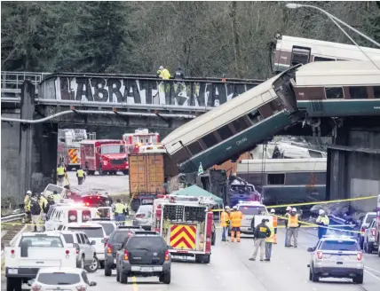  ?? Stephen Brashear ?? > Emegency crews work at the scene of a Amtrak train derailment in Washington