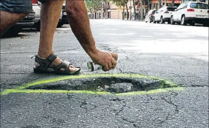  ?? FEDE CEDÓ ?? Un vecino marca con pintura amarilla un peligroso socavón en la avenida Gatassa