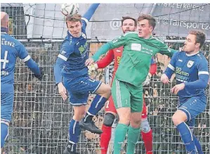  ?? FOTO: NIPKO ?? Im Derby beim SC 09 Erkelenz holte Würm/Lindern (grünes Trikot) im letzten Spiel vor der Winterpaus­e ein beachtlich­es 0:0.