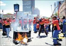  ?? PICTURE: BOXER NGWENYA ?? ANGER: Workers trash a street during a Samwu march in Johannesbu­rg’s CBD.