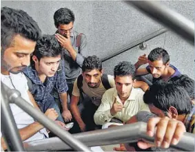  ?? VIRENDRA SINGH GOSAIN ?? Scholarshi­p holders from J and K at the AICTE office enquiring about the status of their grants.