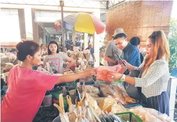  ??  ?? Customers buying food items from Ala.