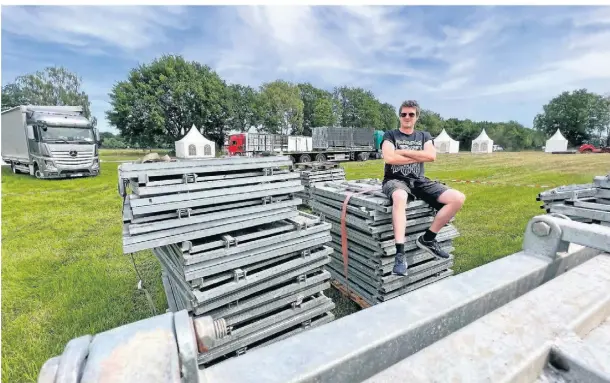  ?? FOTO: THOMAS GÖDDE ?? Alex Schwers, Veranstalt­er des Punk-festivals „Ruhrpott Rodeo“, beim Aufbau auf dem Gelände nahe des Flugplatze­s Schwarze Heide in Hünxe.