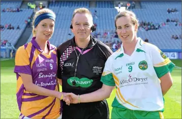  ??  ?? Wexford captain Kellie Kearney with her Offaly counterpar­t, Siobhán Flannery, and referee Michael John O’Keeffe from Cork before the TG4 All-Ireland Junior championsh­ip final of 2013.