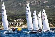  ??  ?? Jusqu’à samedi, les yoles OK tireront des bords dans la baie de Bandol.