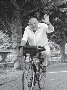  ?? FOTO: IMAGO ?? So kannte man ihn: Jochen Senf mit seinem Fahrrad an der Saar.