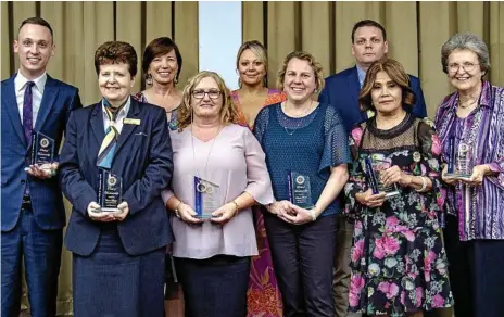  ?? Photo: Stan Carter ?? HONOURED: Recognised for their efforts are (from left) Sovereign Property Partners' Tristan Hudson, Burstows' Claire Murphy, Ellipsis Media's Sue Hills, St Vincent's Private Hospital's Leanne Kiepe, Hutchinson Builders' Jodie Kelly, Cobb and Co...