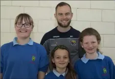  ??  ?? Wexford hurler Mark Fanning meets Zoe Dunne, Louise Walsh and Kate McDonald while promoting Féile na nGael in Ramsgrange N.S.