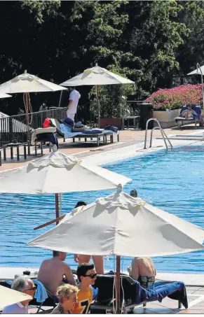  ?? ?? La piscina de un hotel en Marbella con varios clientes.