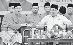  ?? — Gambar Bernama ?? PERASMIAN: Salleh Said (kanan) bersama Ismail Sabri (kiri) yang juga Anggota Majlis Tertinggi UMNO pada majlis perasmian Mesyuarat Perwakilan UMNO Bahagian Bera 2017 di Kompleks Rakan Muda Daerah Bera semalam.