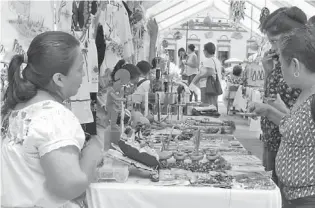  ?? Luis A. Valera ?? PAPANTLA, Ver.- Los artesanos se quejan de la falta de mercado/