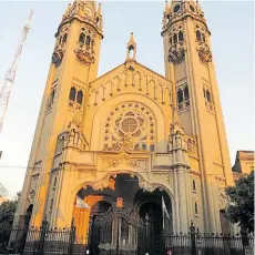  ??  ?? 5 Alta en el cielo. Nuestra Señora de los Buenos Aires fue construida por el arquitecto y presbítero italiano Ernesto Vespignani -quien diseñó la capilla del Santa Brígida- y Francisco Pini entre 1911-32, en estilo neogótico. En Gaona 1730.