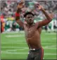  ?? Andrew Mills
/ NJ Advance Media ?? Tampa Bay Buccaneers wide receiver Antonio Brown gestures to the crowd as he leaves the field — while the Bucs were on offense against the Newyork Jets — during the third quarter of an NFL game on Sunday in East Rutherford, N.J. Brown did not return.the Bucs won, 28-24.