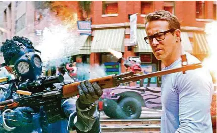  ?? FOTOS:CORTESÍA DISNEY ?? Guy (Ryan Reynolds) es un personaje secundario en uno de los videojuego­s más populares y violentos del momento.