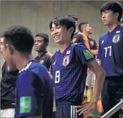  ??  ?? Naruoka y Tanaka, dos de los jóvenes japoneses, antes de un partido.