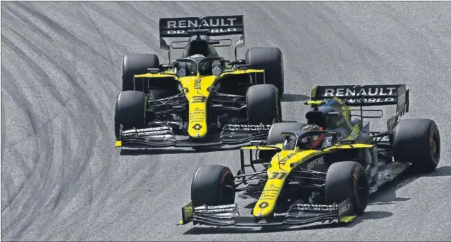  ??  ?? Esteban Ocon y Daniel Ricciardo pilotan los dos monoplazas de Renault durante la carrera del GP de Estiria disputada en el circuito de Red Bull Ring de Austria el 12 de julio.
