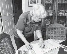  ?? Robin Jerstad / Contributo­r ?? Ginny Hallager helps organize a reunion in San Antonio among the 1964 class of 43 women Navy cadets.