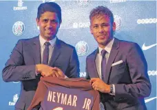  ?? FOTO: DPA ?? Teures Trikot: Neymar (re.) und Vorstandsc­hef Nasser al-Chelaifi.