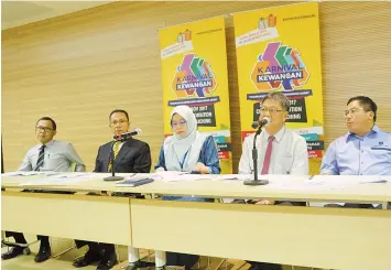  ??  ?? (From left) Bank Islam regional head Abdul Malek Abdullah, ABS chairman Nasir Khan, Rosani, Chua and Li are seen during a press conference announcing the Financial Carnival Sarawak 2017.