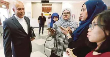  ??  ?? HARIHARAN bersama pengamal media selepas sesi pengurusan kes UMNO di Mahkamah Tinggi Kuala Lumpur, semalam.