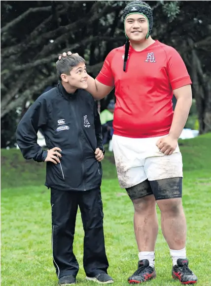  ?? Peter Meecham ?? Twelve-year-olds Regan Brown and Petelo Lemeki play open-weight rugby.