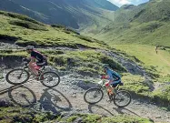  ?? ?? Sui pendii Una gara «marathon» di mountain bike