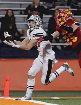  ?? KIRSTEN STICKNEY/SUN-TIMES ?? Jimmy Deacy helped get Mount Carmel’s high-powered aerial attack rolling early, catching touchdown passes on the Caravan’s first two drives.