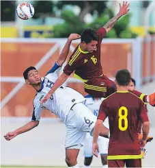  ??  ?? LUCHA. Ronaldo Lucena y Everson López no se dieron tregua en la lucha en el mediocampo.