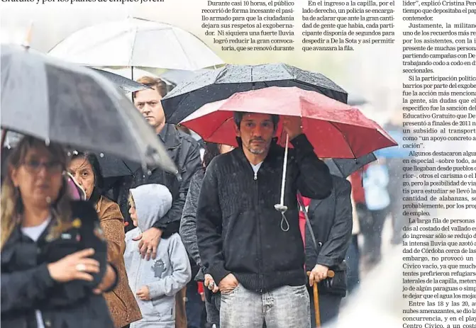  ?? (RAMIRO PEREYRA) ?? Fila para despedirlo. Ayer se formó una larga cola de gente para saludar el ataúd de De la Sota en el Centro Cívico.