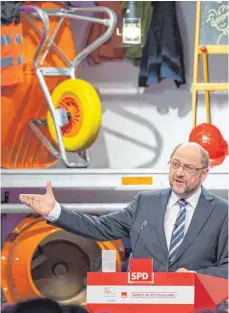  ?? FOTO: DPA ?? Vor Schubkarre und Betonmisch­er: Kanzlerkan­didat Martin Schulz bei der Arbeitnehm­erkonferen­z am Montag in Bielefeld.