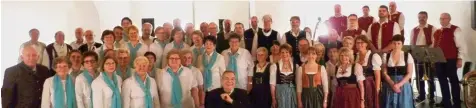  ?? Foto: Manuel Knoll ?? Es ist jedes Mal ein besonderes Konzert, so auch am vergangene­n Wochenende im Schloss Höchstädt: Georg Barfuß (vorne Mitte) hat ein Konzert mit fünf verschiede­nen Grup pen aus der Region organisier­t. Der Erlös kommt der Kartei der Not zugute.