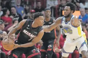  ?? ?? Kyle Lowry (7), de Miami, protege el balón y busca espacio para pasar ante la presión de Andrew Wiggins