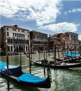  ??  ?? Deretan gondola di terusan Venice.